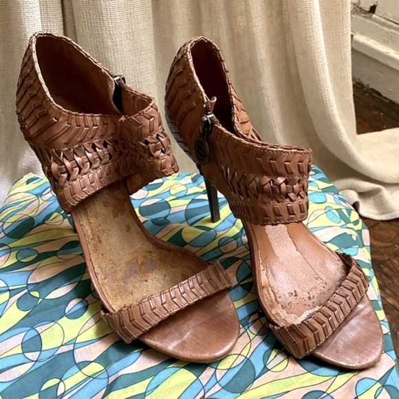 Sexy Max Studio 5 inch Heels - Size 7 - Picture 2 of 14